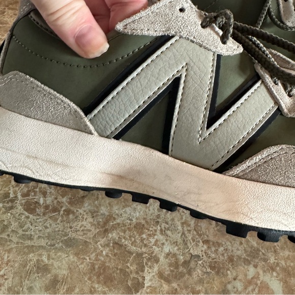 New Balance 327 Sneaker Women’s 6.5 Olive Green Khaki Running Athletic Shoes - Picture 2 of 10
